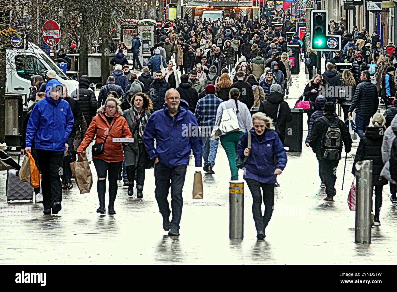 Glasgow, Écosse, Royaume-Uni. 25 novembre 2024. Météo britannique : le climat hivernal et la tempête Bert se poursuivent alors que les habitants luttent dans la ville. Crédit Gerard Ferry/Alamy Live News Banque D'Images