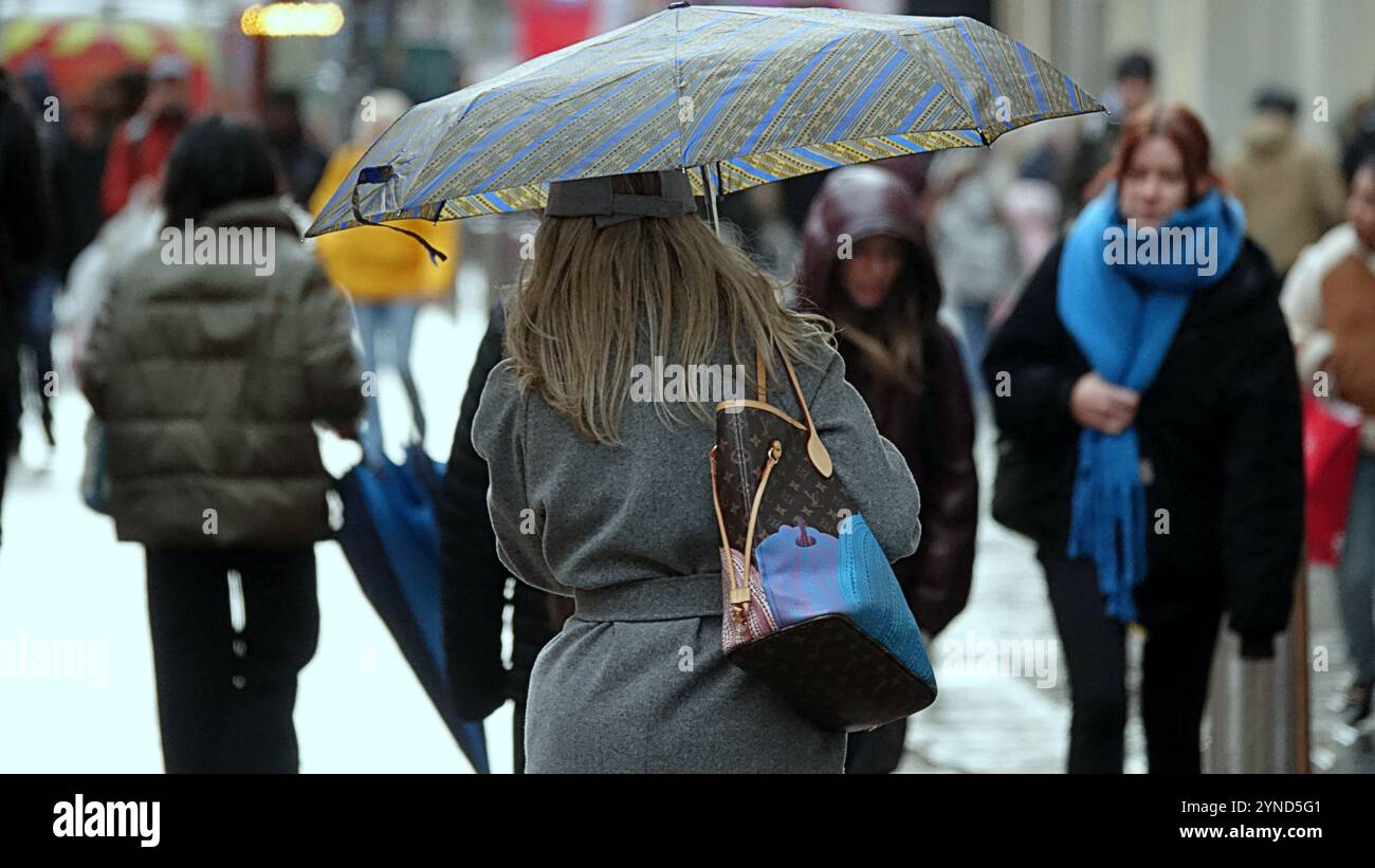 Glasgow, Écosse, Royaume-Uni. 25 novembre 2024. Météo britannique : le climat hivernal et la tempête Bert se poursuivent alors que les habitants luttent dans la ville. Crédit Gerard Ferry/Alamy Live News Banque D'Images