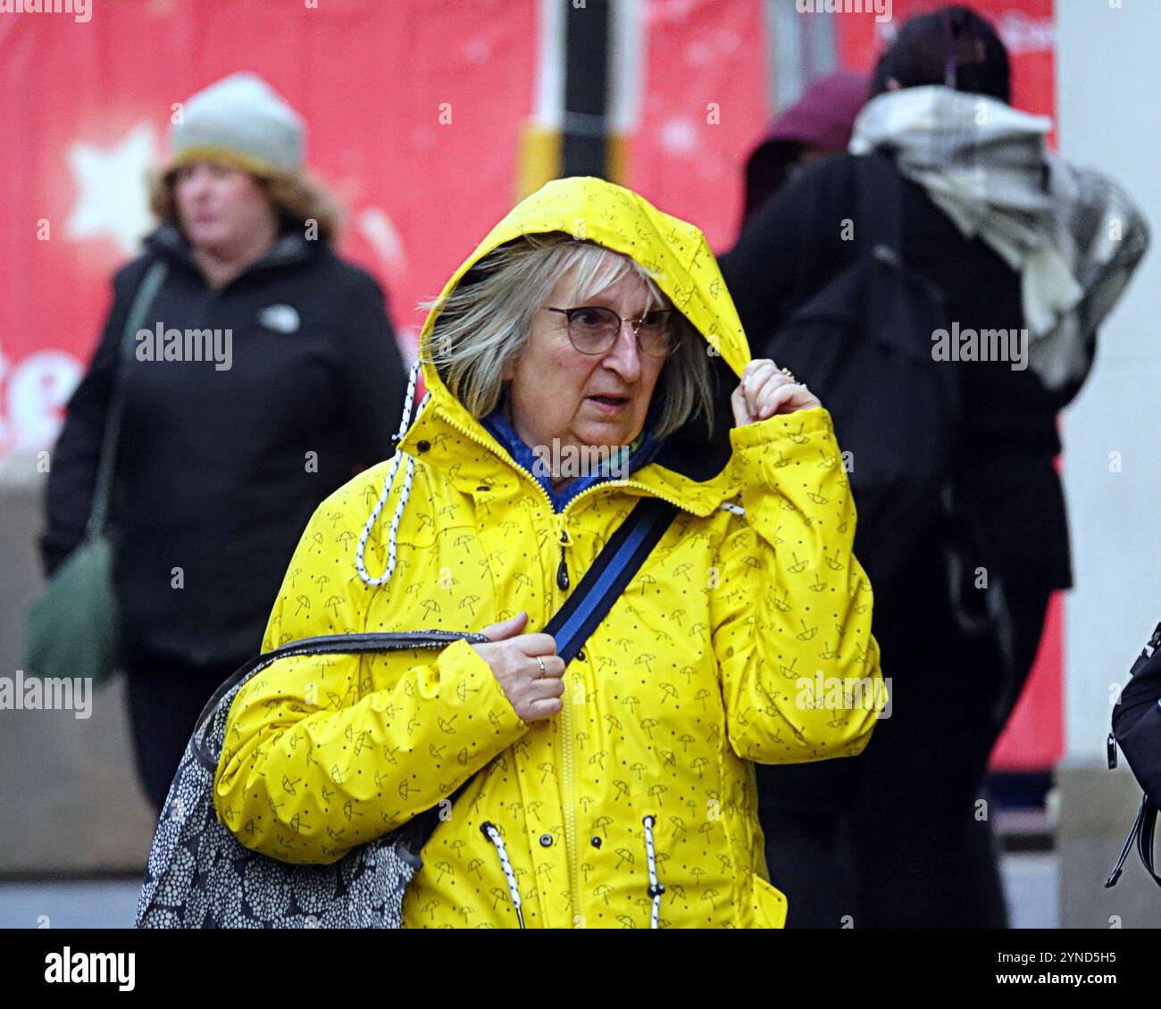 Glasgow, Écosse, Royaume-Uni. 25 novembre 2024. Météo britannique : le climat hivernal et la tempête Bert se poursuivent alors que les habitants luttent dans la ville. Crédit Gerard Ferry/Alamy Live News Banque D'Images