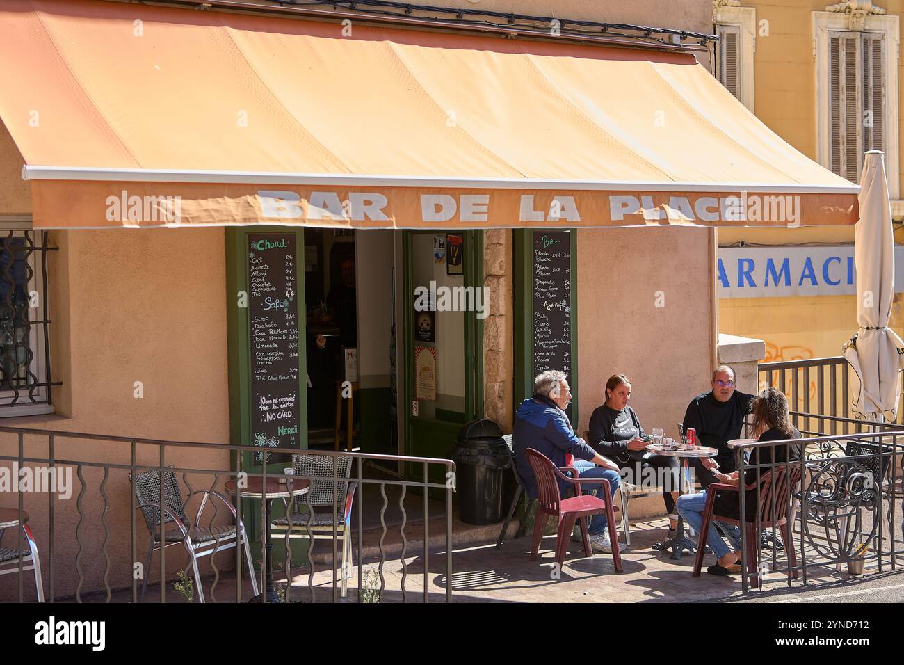 Marseille. France - 25 novembre 2024 : un groupe de personnes assises dans un café en plein air à Marseille, en France, dégustant un verre sous un grand auvent. Le CAF h Banque D'Images