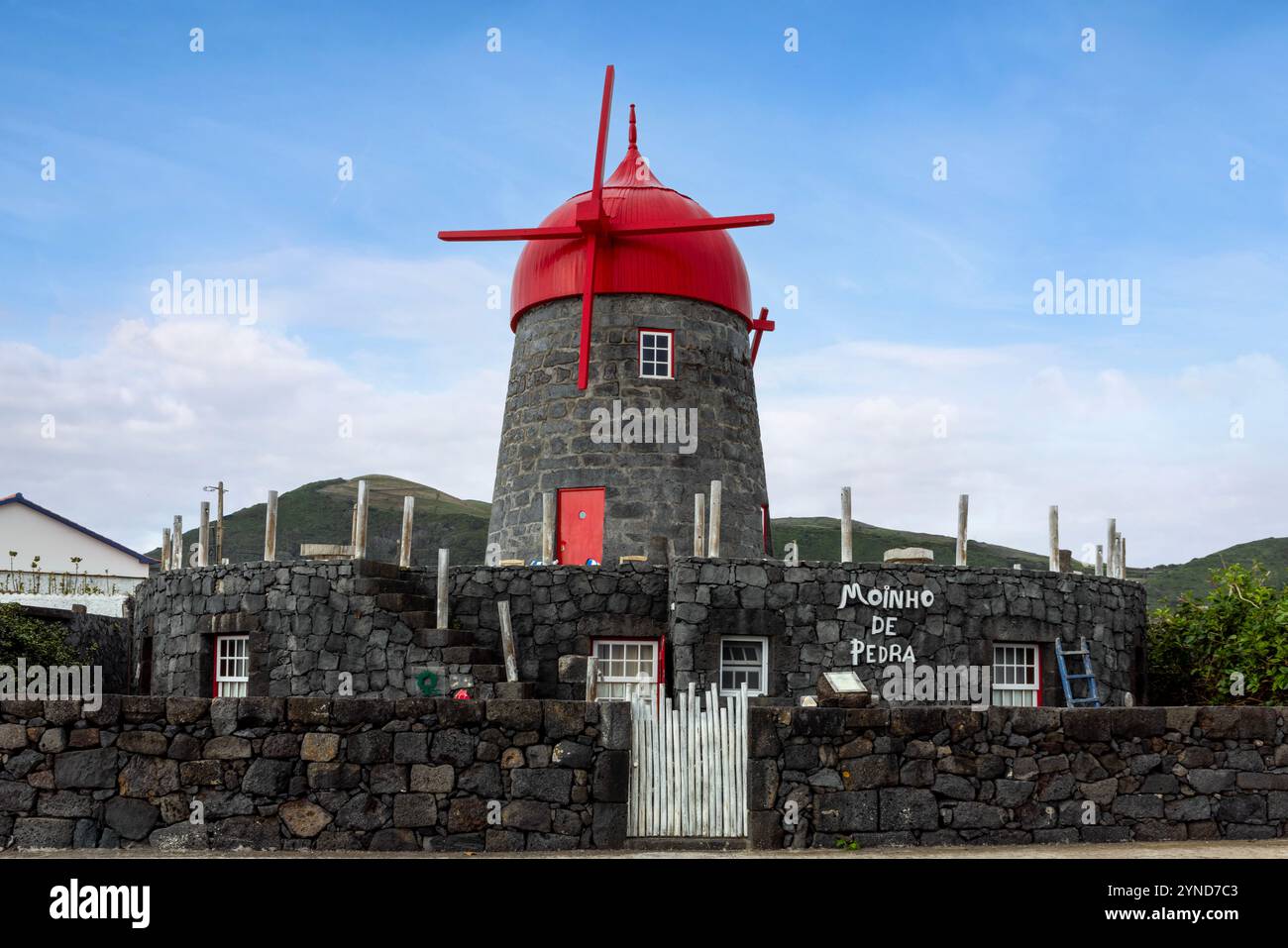 Praia est un village avec port, plage et plusieurs moulins à vent restaurés sur l'île des Açores Graciosa, Portugal. Banque D'Images