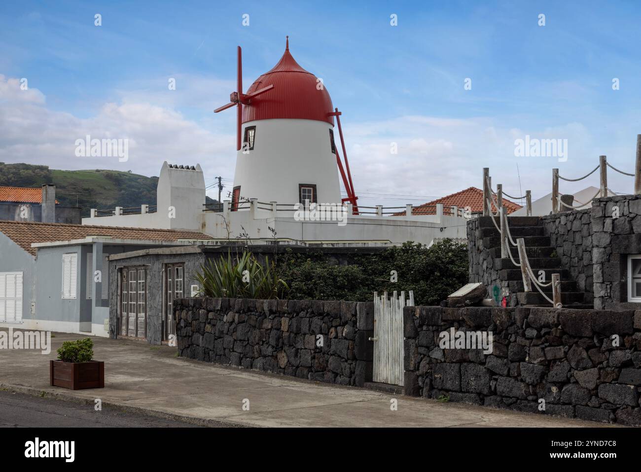 Praia est un village avec port, plage et plusieurs moulins à vent restaurés sur l'île des Açores Graciosa, Portugal. Banque D'Images