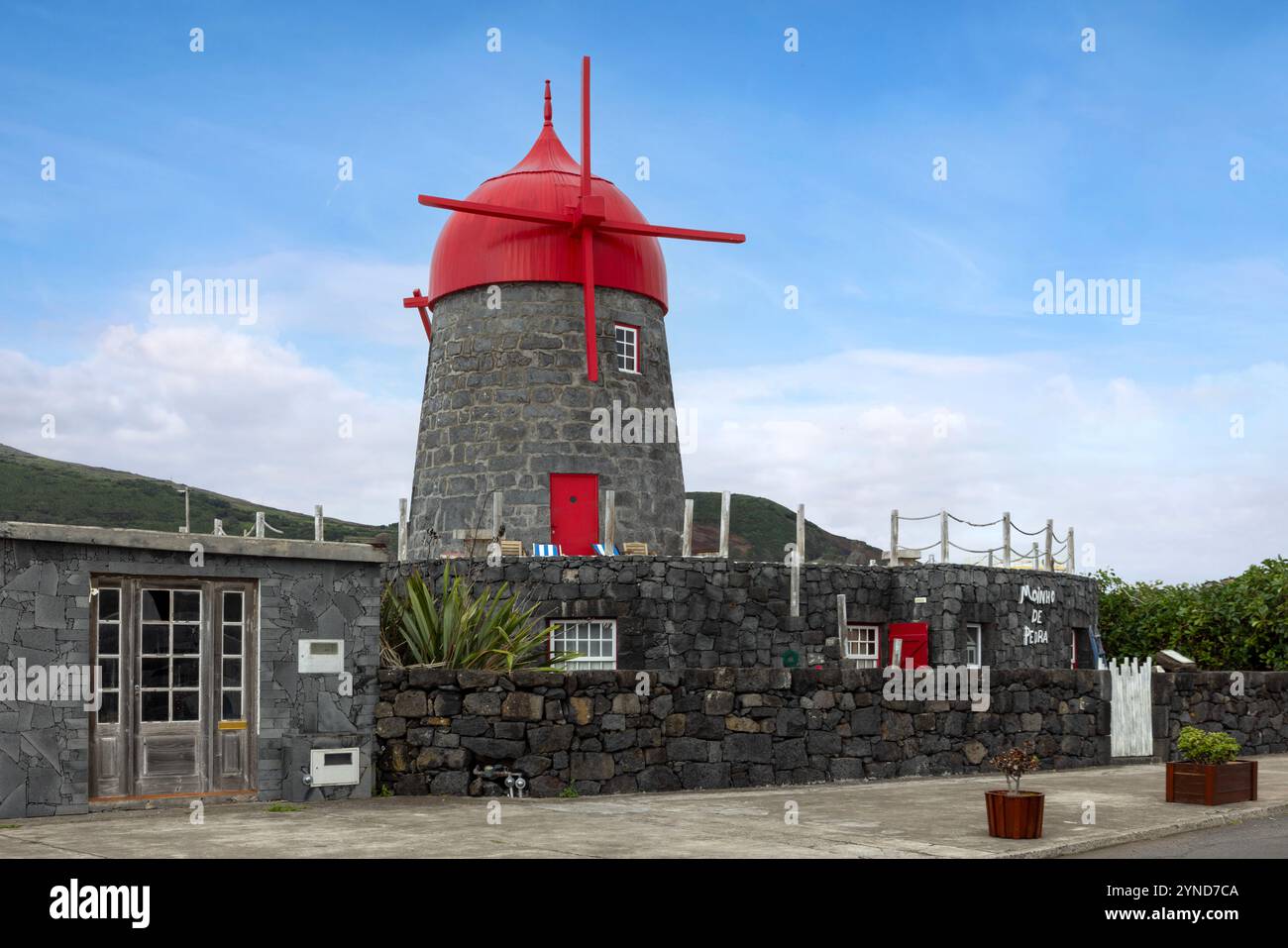 Praia est un village avec port, plage et plusieurs moulins à vent restaurés sur l'île des Açores Graciosa, Portugal. Banque D'Images
