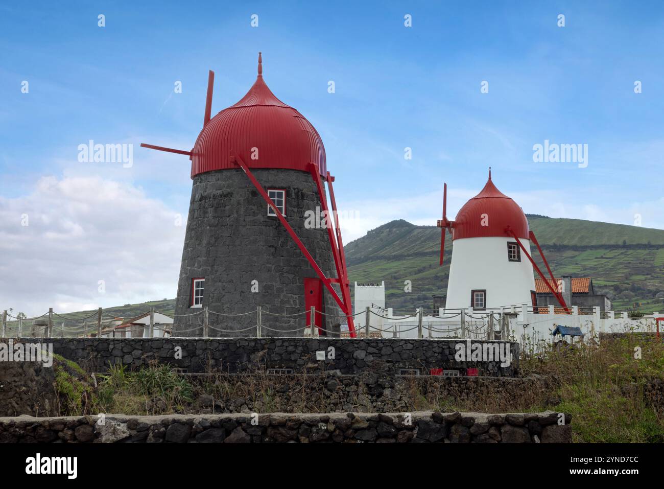 Praia est un village avec port, plage et plusieurs moulins à vent restaurés sur l'île des Açores Graciosa, Portugal. Banque D'Images