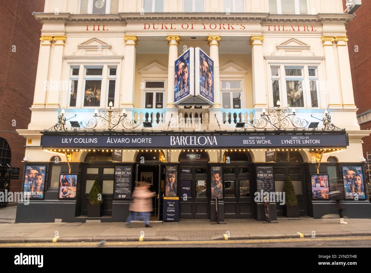 LONDRES- 21 NOVEMBRE 2024 : Barcelona the Play - avec Lily Collins & Álvaro morte- Duke of York Theatre Banque D'Images