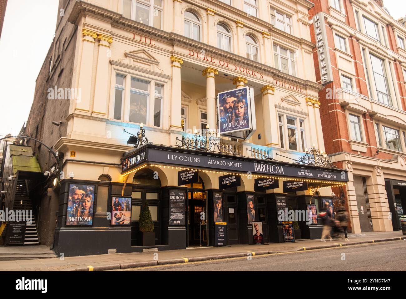 LONDRES- 21 NOVEMBRE 2024 : Barcelona the Play - avec Lily Collins & Álvaro morte- Duke of York Theatre Banque D'Images