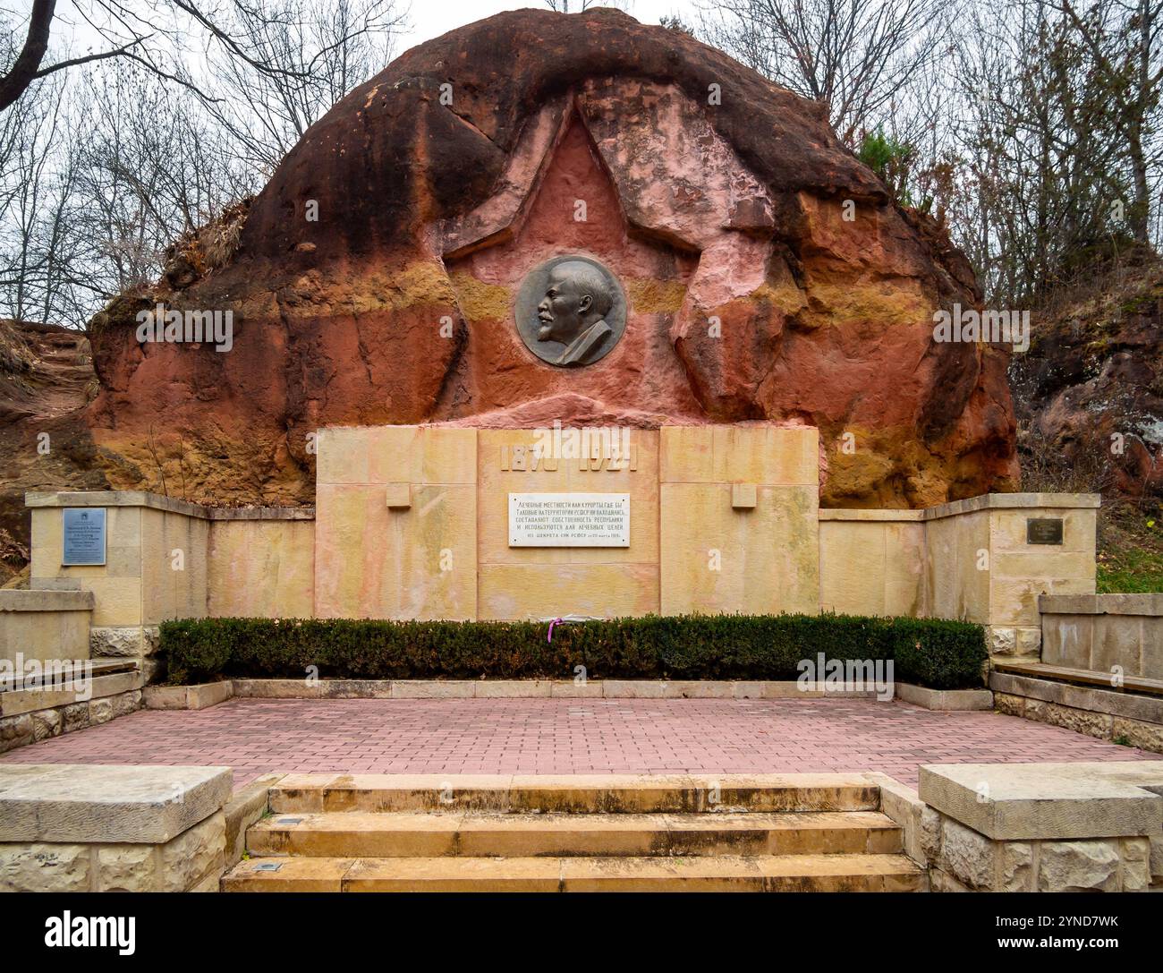 Russie, Kislovodsk - 06 décembre 2023 : Rock avec l'image de V.I. Lénine, groupe de rochers 'Red Stones', parc national de Kislovodsk Banque D'Images