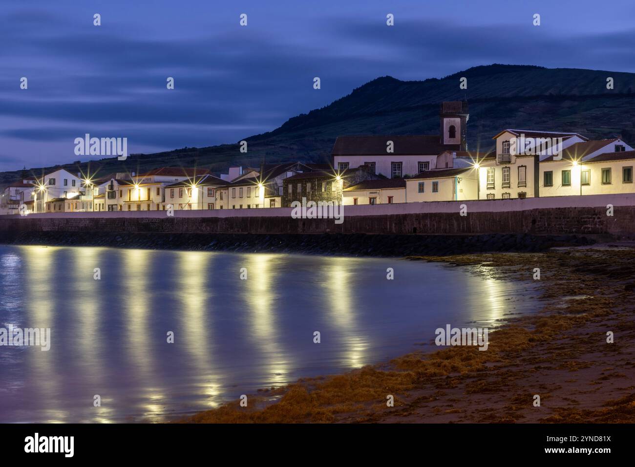 Praia est un village avec port, plage et plusieurs moulins à vent restaurés sur l'île des Açores Graciosa, Portugal. Banque D'Images