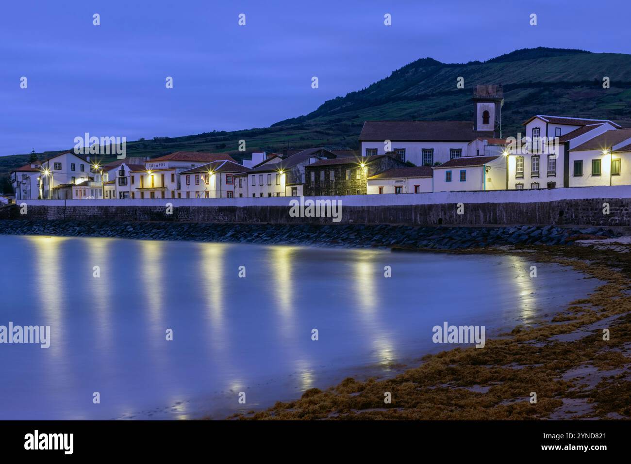 Praia est un village avec port, plage et plusieurs moulins à vent restaurés sur l'île des Açores Graciosa, Portugal. Banque D'Images
