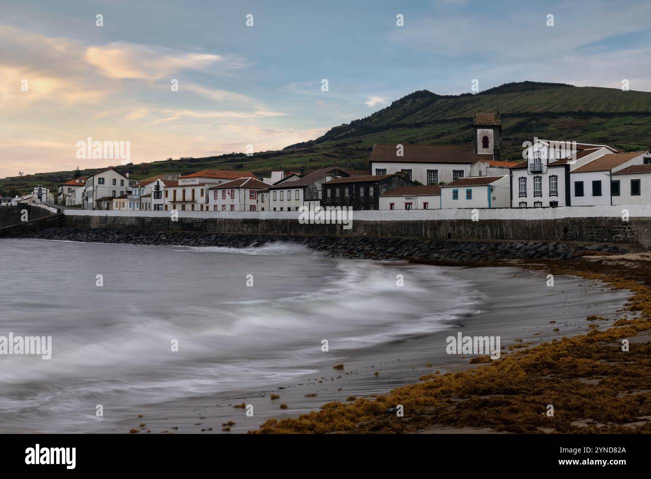 Praia est un village avec port, plage et plusieurs moulins à vent restaurés sur l'île des Açores Graciosa, Portugal. Banque D'Images