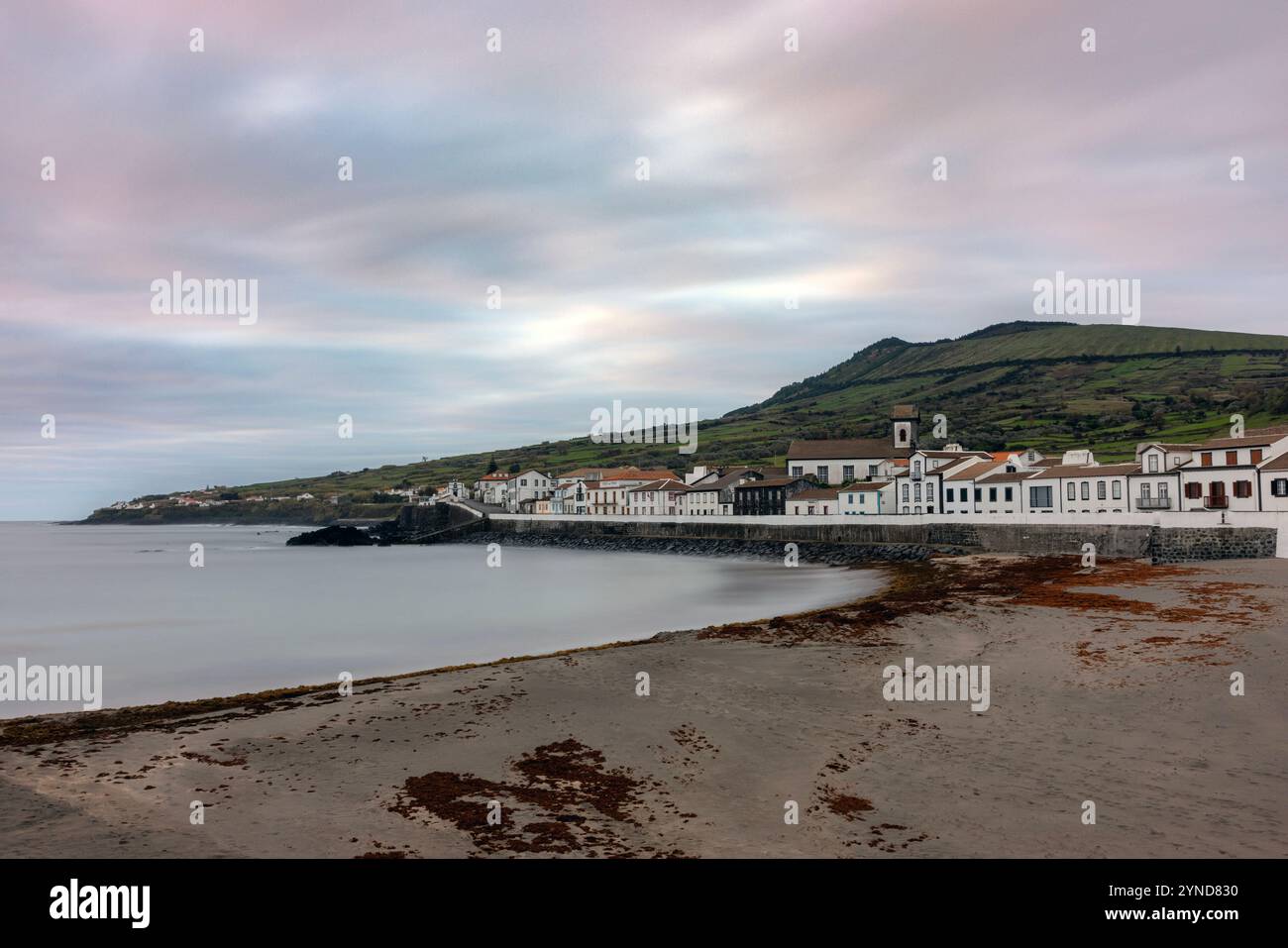 Praia est un village avec port, plage et plusieurs moulins à vent restaurés sur l'île des Açores Graciosa, Portugal. Banque D'Images