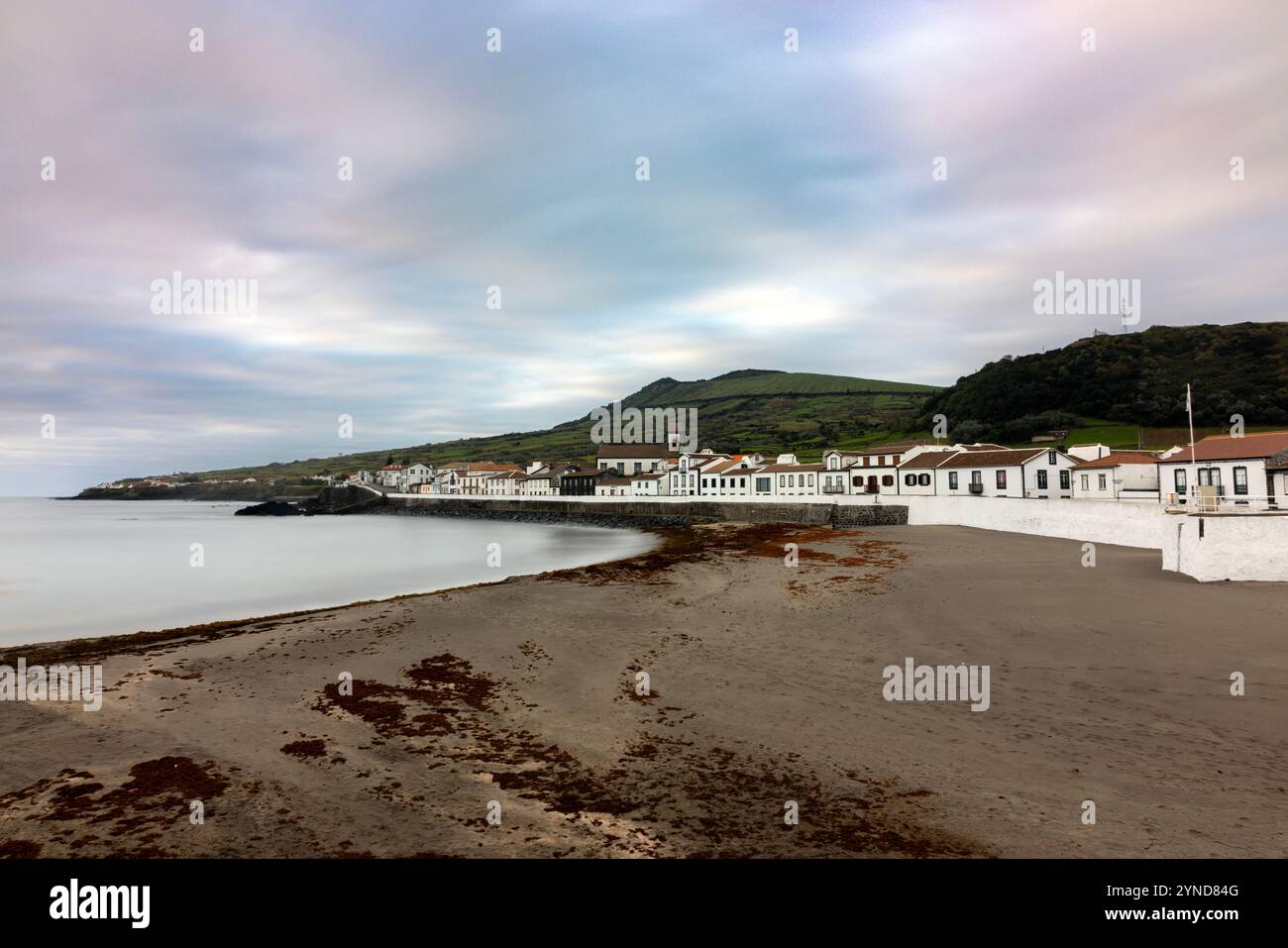 Praia est un village avec port, plage et plusieurs moulins à vent restaurés sur l'île des Açores Graciosa, Portugal. Banque D'Images