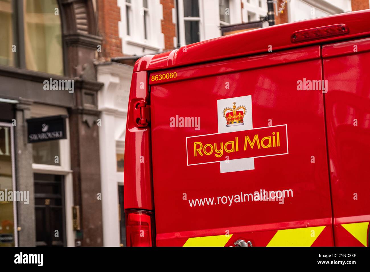 LONDRES- 21 NOVEMBRE 2024 : Royal mail van avec logo - service postal britannique et compagnie de messagerie Banque D'Images