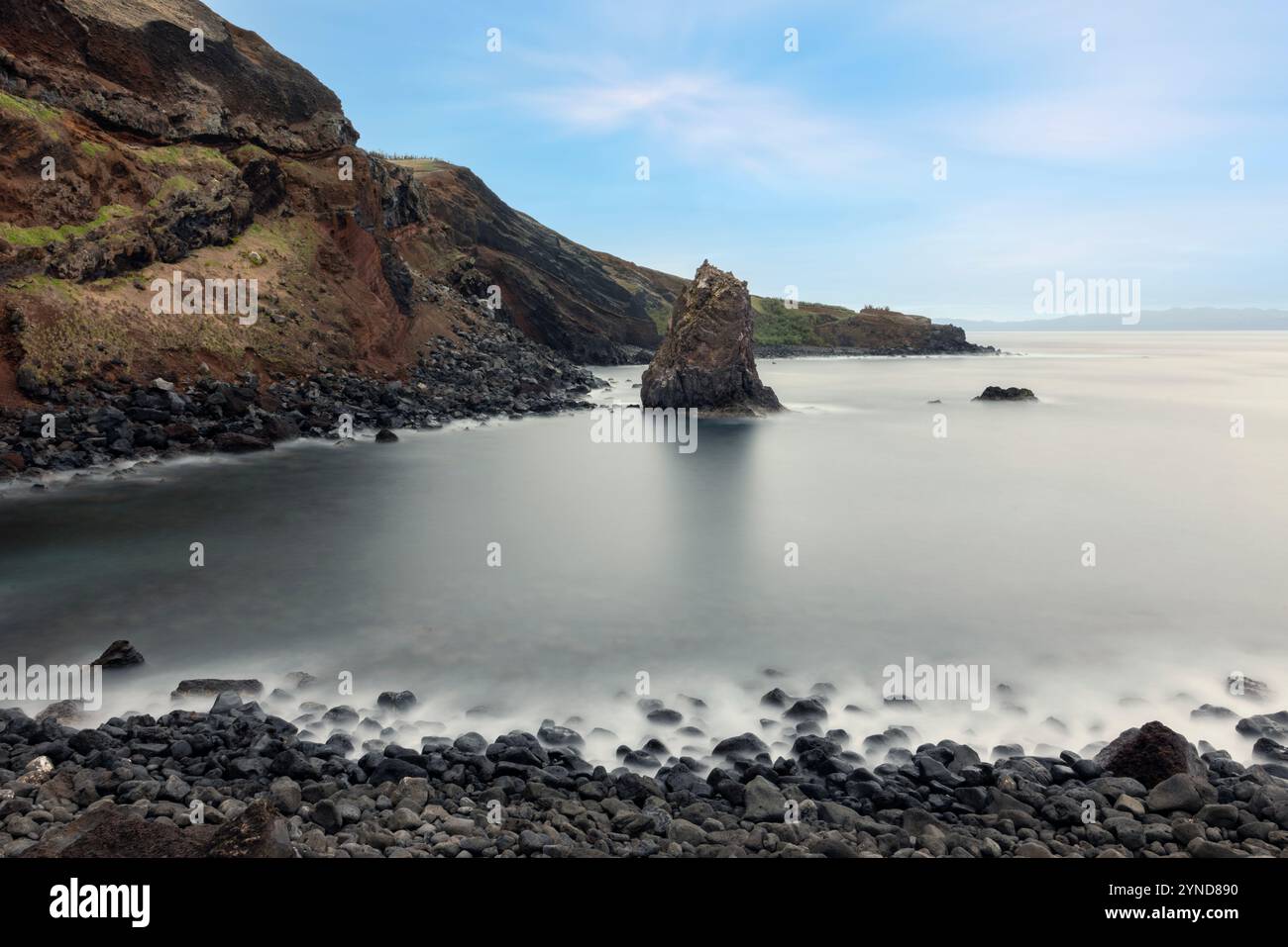 Le port de pêche Porto Afonso est situé dans une petite baie sur l'île de Graciosa, aux Açores, qui est protégée par environ 100 m de haut et en ruine cli volcanique Banque D'Images
