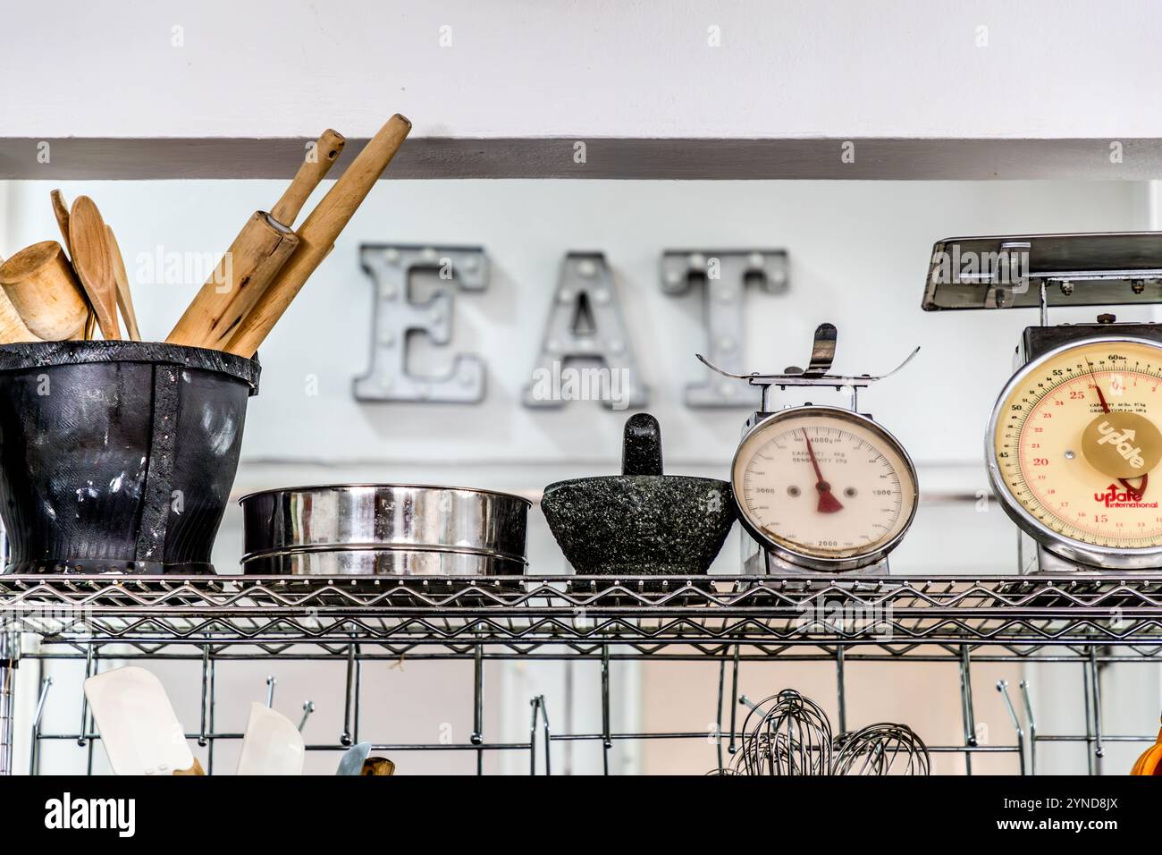 Atelier de cuisine caribéenne avec le chef Helmi Smeulders. Slogan sur le mur derrière divers outils de cuisine : MANGER. Djonora Marthaweg, Kòrsou, Curaçao, Curaçao Banque D'Images