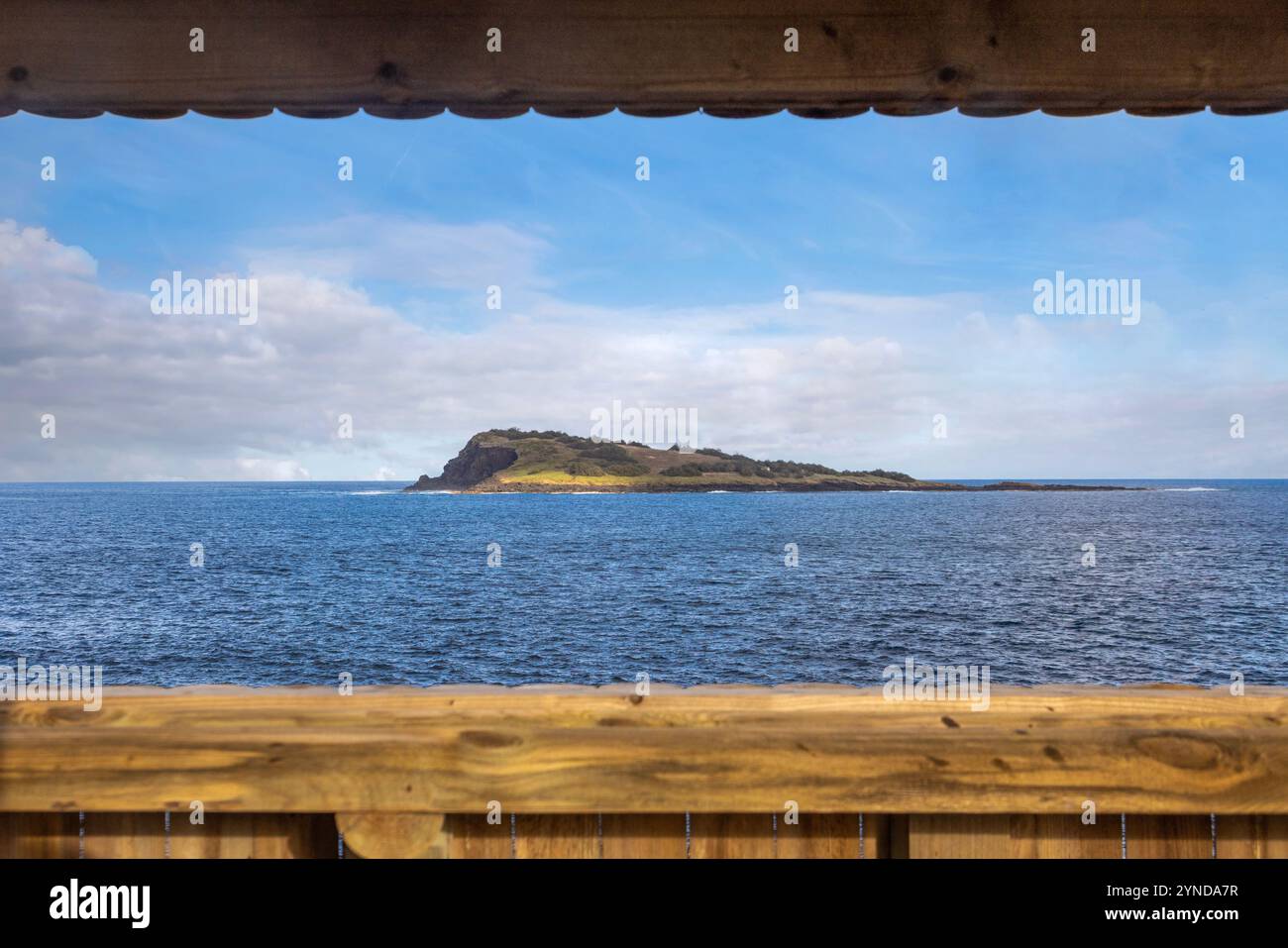 Praia est un village avec port, plage et plusieurs moulins à vent restaurés sur l'île des Açores Graciosa, Portugal. Banque D'Images