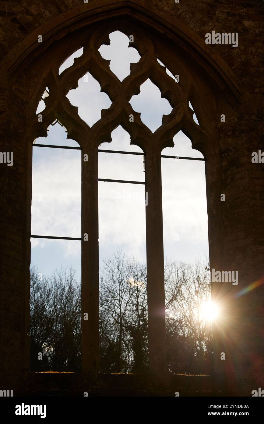 Soleil brille à travers la fenêtre de la chapelle, cimetière de Nunhead, Nunhead, Londres, Angleterre, grande-Bretagne Banque D'Images