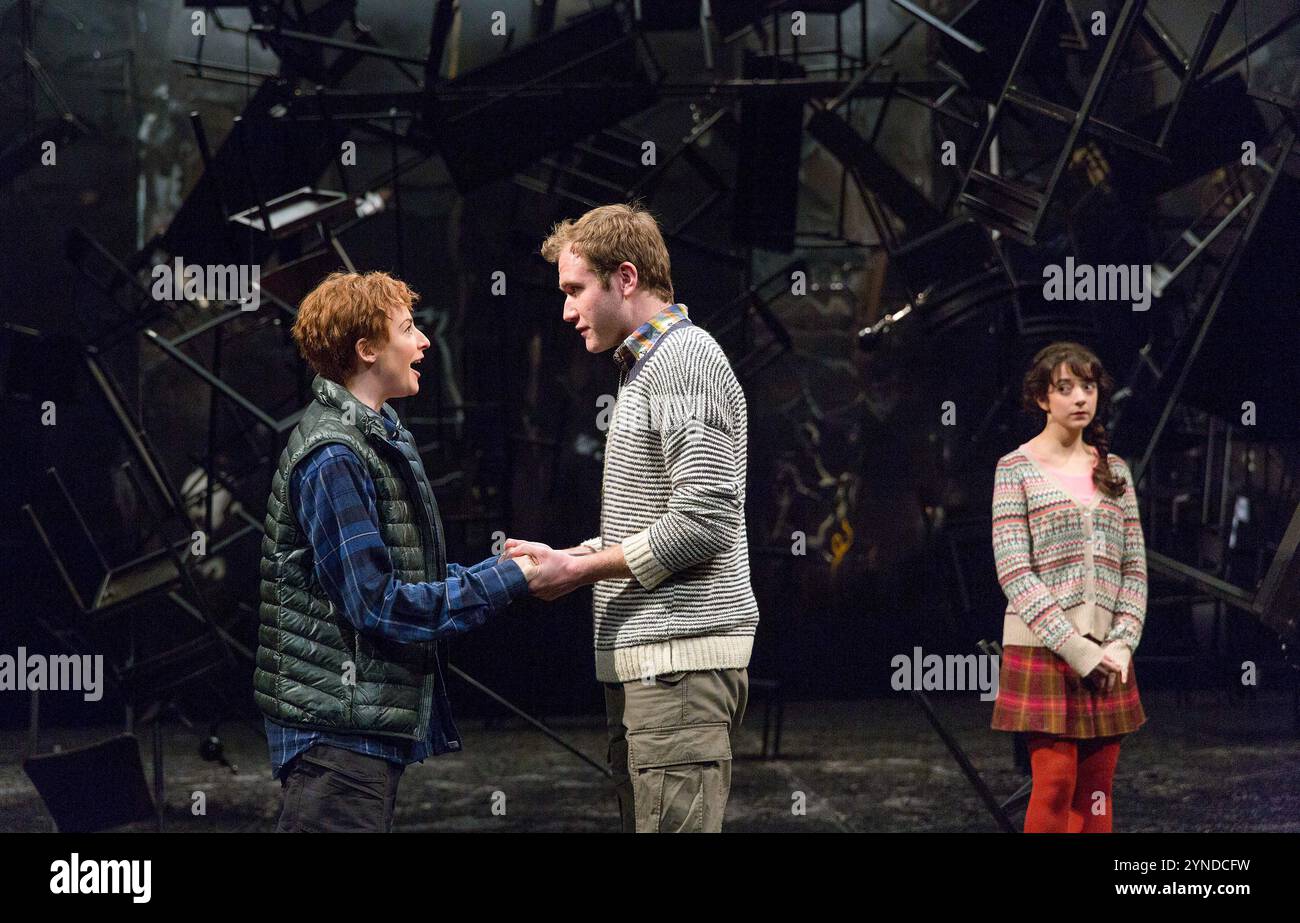 de gauche à droite : Rosalie Craig (Rosalind), Joe Bannister (Orlando), Patsy Ferran (Celia) dans AS YOU LIKE IT de Shakespeare au Olivier Theatre, National Theatre (NT), Londres SE1 03/11/2015 musique : Orlando Gough décor : Lizzie Clachan costumes : Christina Cunningham éclairage : Jon Clark réalisateur : Polly Findlay Banque D'Images