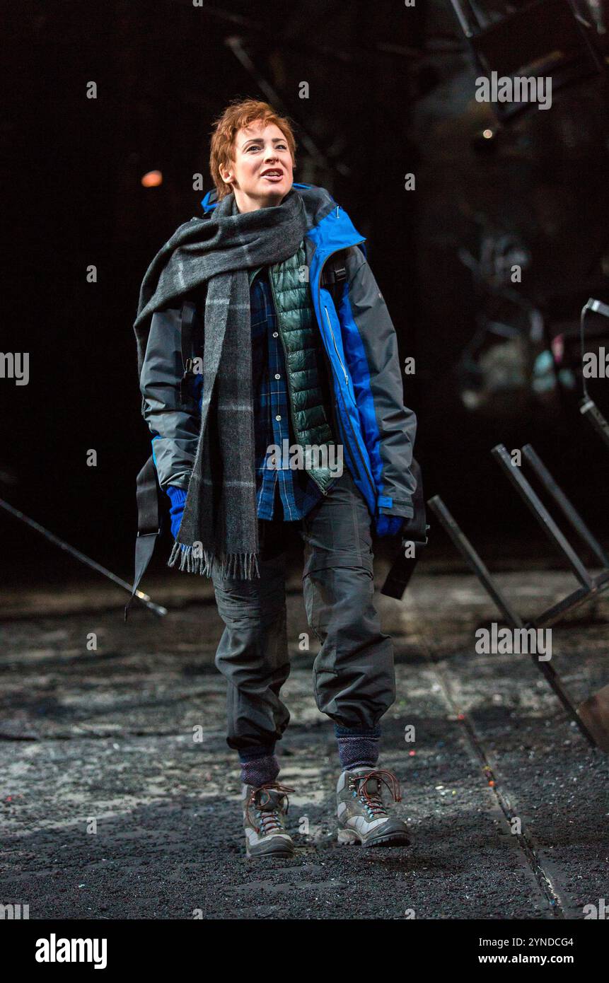 Rosalie Craig (Rosalind) dans AS YOU LIKE IT de Shakespeare au Olivier Theatre, National Theatre (NT), Londres SE1 03/11/2015 musique : Orlando Gough décor : Lizzie Clachan costumes : Christina Cunningham éclairage : Jon Clark réalisateur : Polly Findlay Banque D'Images