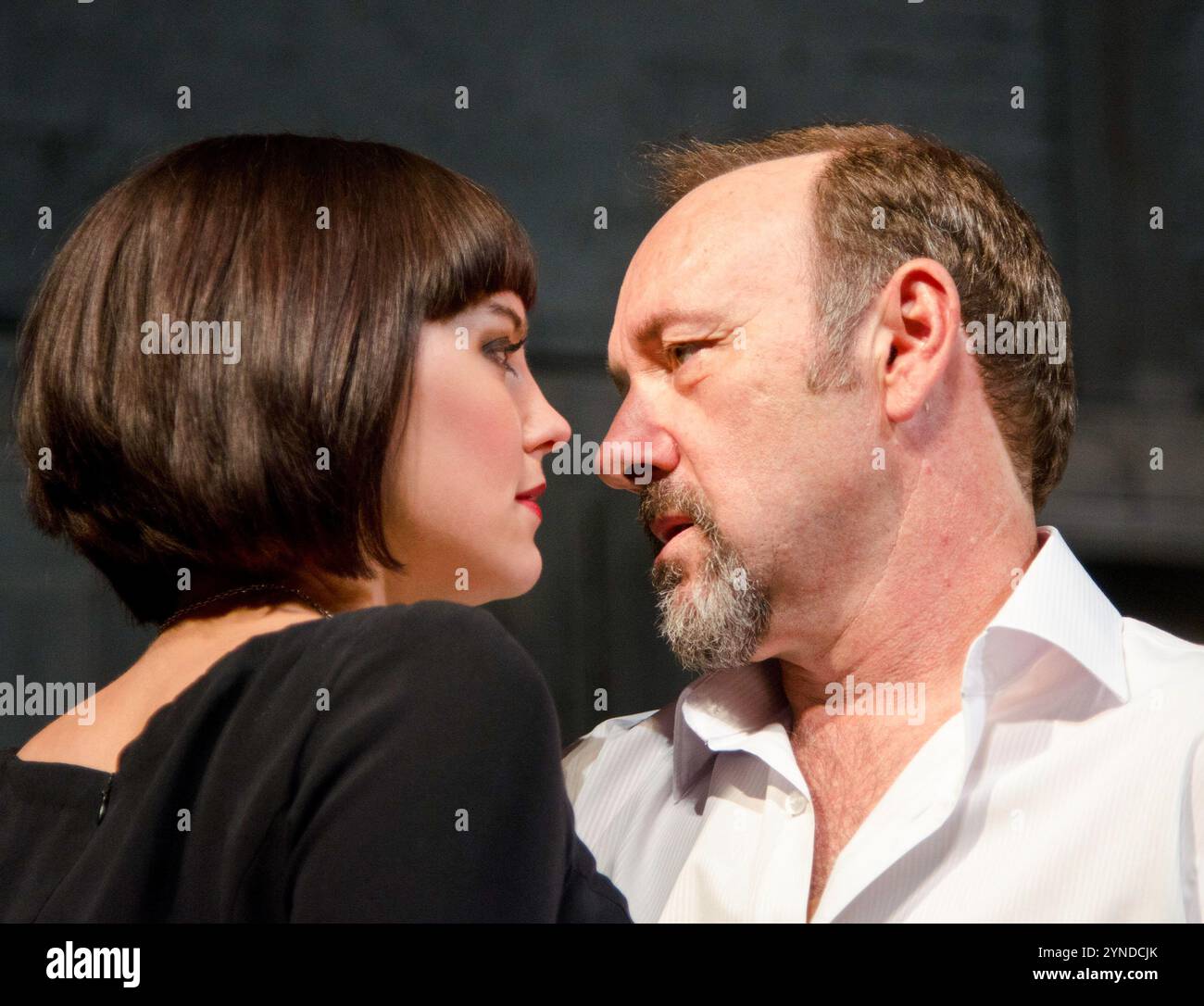 Annabel Scholey (Lady Anne), Kevin Spacey (Richard, Duc de Gloucester) dans RICHARD III de Shakespeare au Old Vic Theatre, Londres SE1 29/06/2011 décor : Tom Piper costumes : Catherine Zuber éclairage : Paul Pyant réalisateur : Sam Mendes Banque D'Images