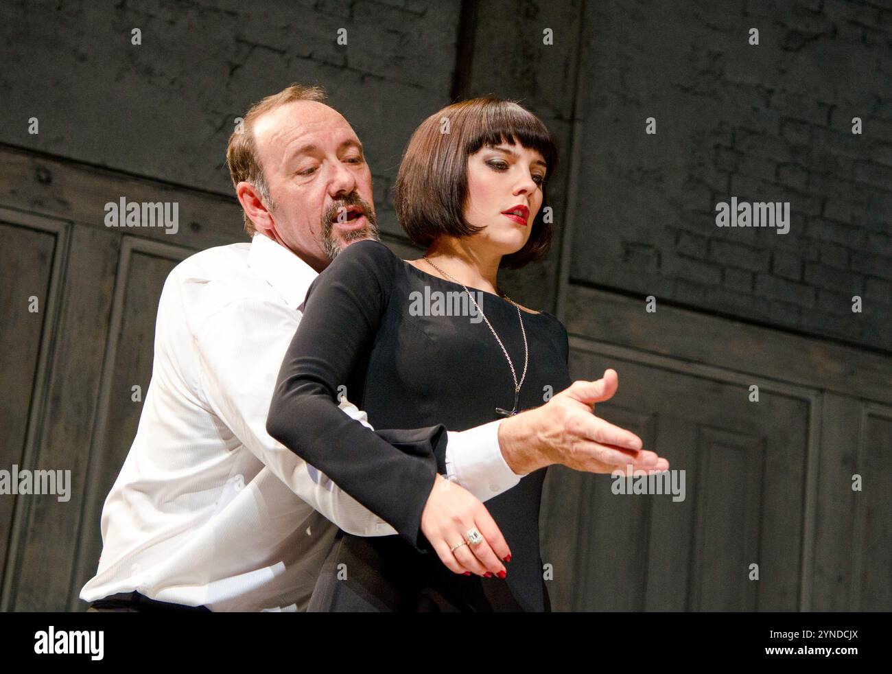 Kevin Spacey (Richard, Duc de Gloucester), Annabel Scholey (Lady Anne) dans RICHARD III de Shakespeare au Old Vic Theatre, Londres SE1 29/06/2011 décor : Tom Piper costumes : Catherine Zuber éclairage : Paul Pyant réalisateur : Sam Mendes Banque D'Images