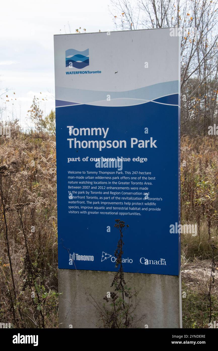 Nouveau panneau d'améliorations du front de mer à bord bleu au parc Tommy Thompson à Scarborough, Toronto, Ontario, Canada Banque D'Images