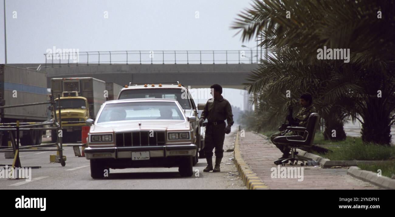 Première Guerre du Golfe : 14 mars 1991 Un poste de contrôle des véhicules tenu par des soldats koweïtiens à Koweït City. La sécurité a été renforcée car c'était le jour où l'émir du Koweït revenait pour la première fois depuis la fin de la guerre il y a à peine deux semaines. Banque D'Images