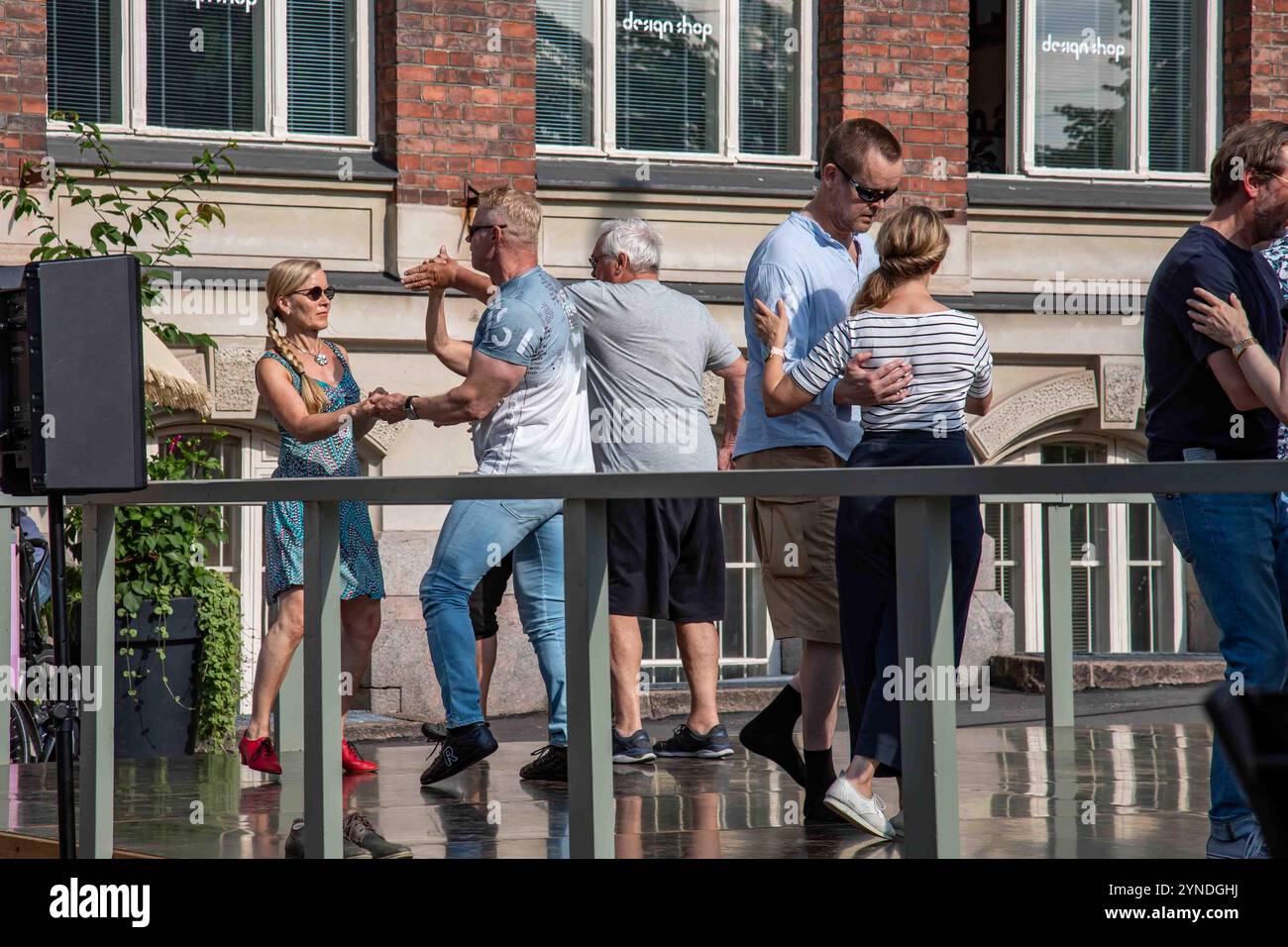 Des gens dansent sur la scène Summer Street Event au Design Museum Square dans le quartier Ullanlinna d'Helsinki, Finlande Banque D'Images