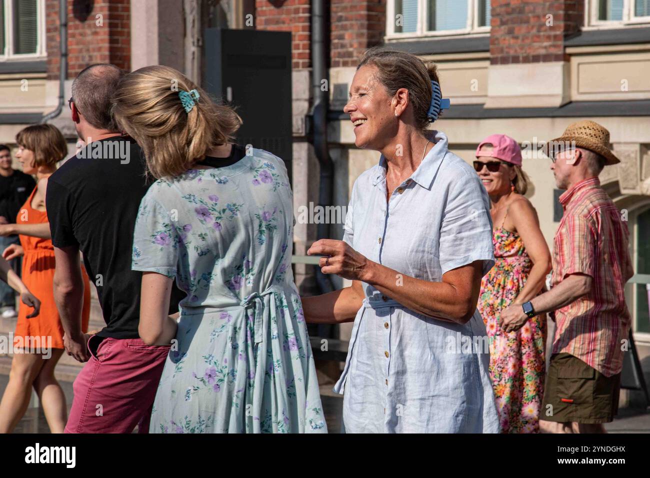 Les gens dansent aux danses de rue d'été du Rock'n'Swing Dance Club Comets à Helsinki, Finlande Banque D'Images
