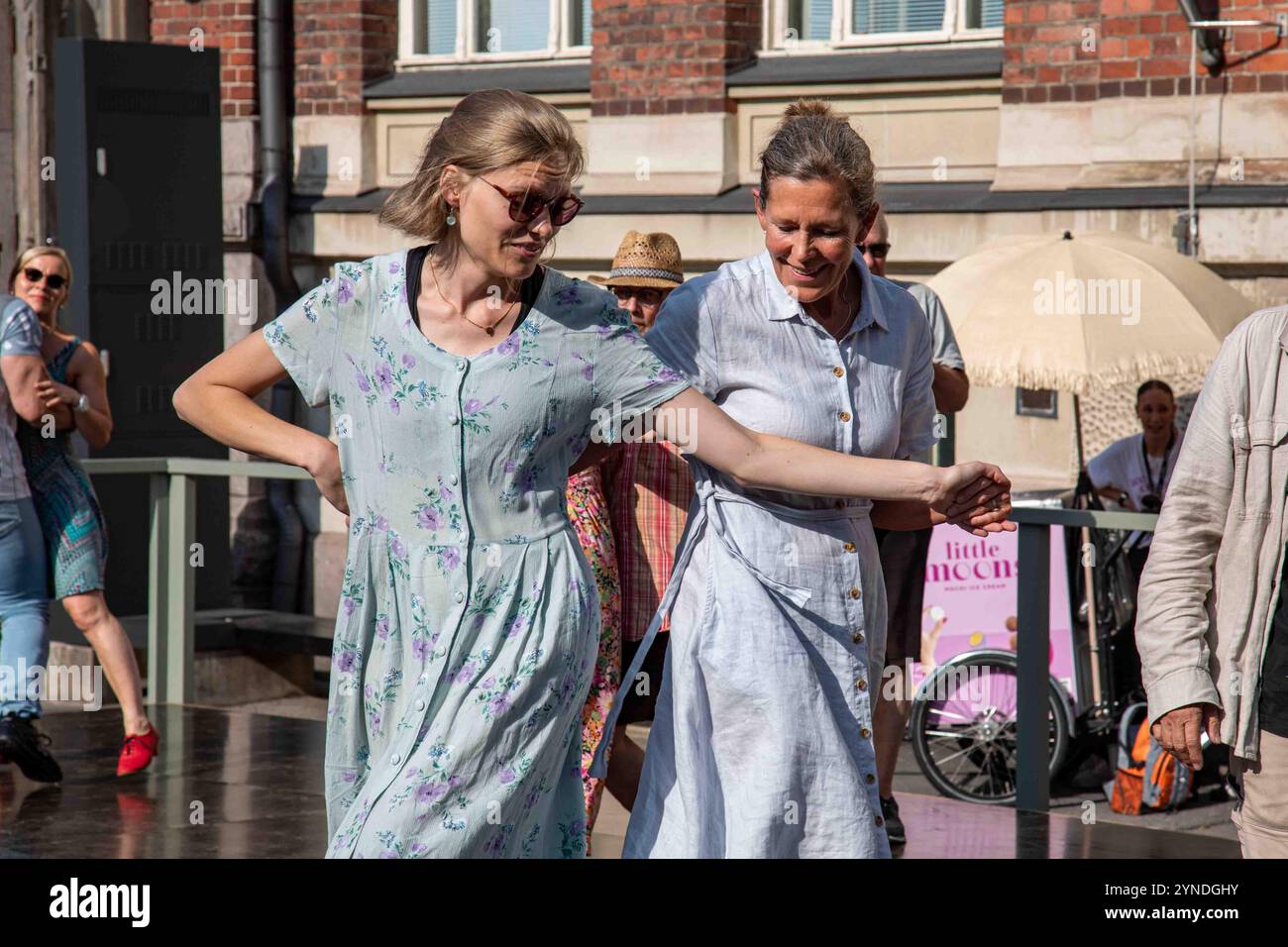 Les femmes en robe d'été dansent aux danses de rue du Rock'n'Swing Dance Club Comets dans le quartier d'Ullanlinna à Helsinki, en Finlande Banque D'Images