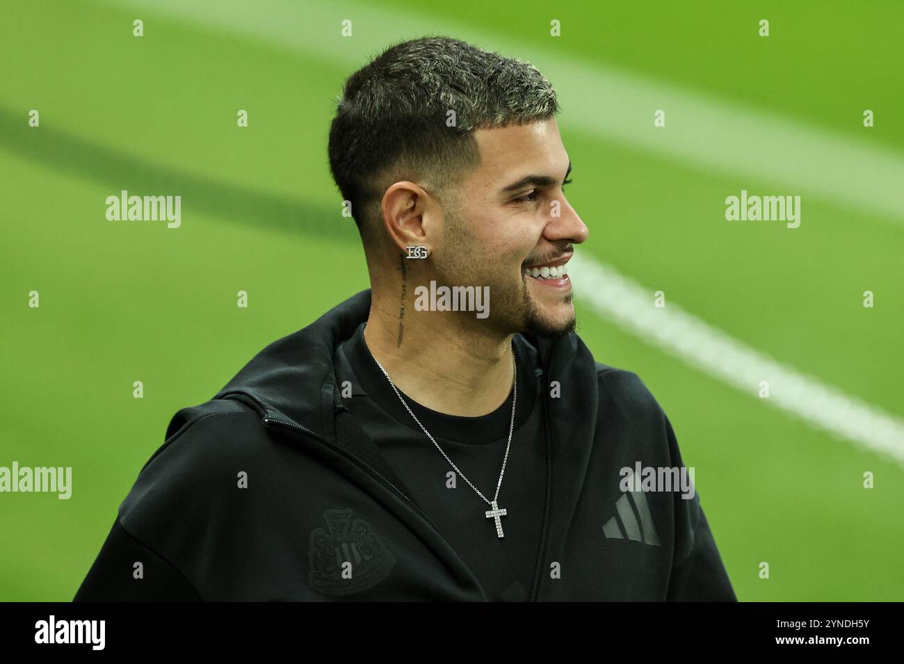 Newcastle, Royaume-Uni. 25 novembre 2024. Bruno Guimarães de Newcastle United arrive plein de sourires lors du match de premier League Newcastle United vs West Ham United au James's Park, Newcastle, Royaume-Uni, le 25 novembre 2024 (photo Mark Cosgrove/News images) à Newcastle, Royaume-Uni le 25/11/2024. (Photo de Mark Cosgrove/News images/SIPA USA) crédit : SIPA USA/Alamy Live News Banque D'Images