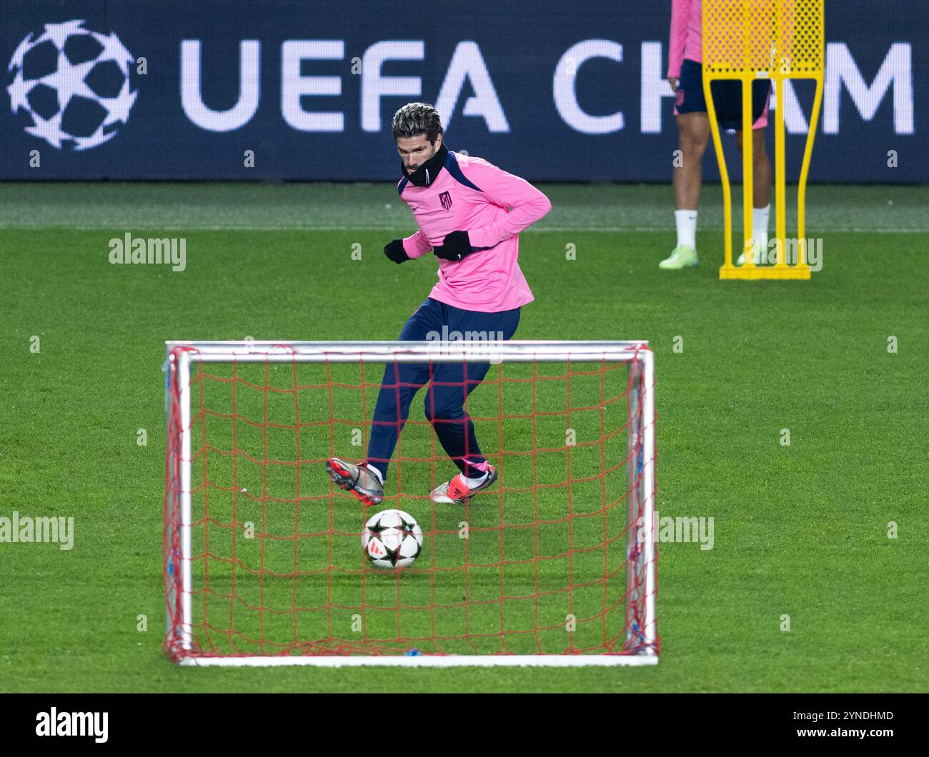 Prague, République tchèque. 25 novembre 2024. Le footballeur de l'Atletico Madrid Rodrigo de Pau en action lors de la séance d'entraînement précédant l'UEFA Champions League, manche 5, match AC Sparta Praha vs Atletico Madrid, à Prague, République tchèque, le 25 novembre 2024. Crédit : Michaela Rihova/CTK photo/Alamy Live News Banque D'Images