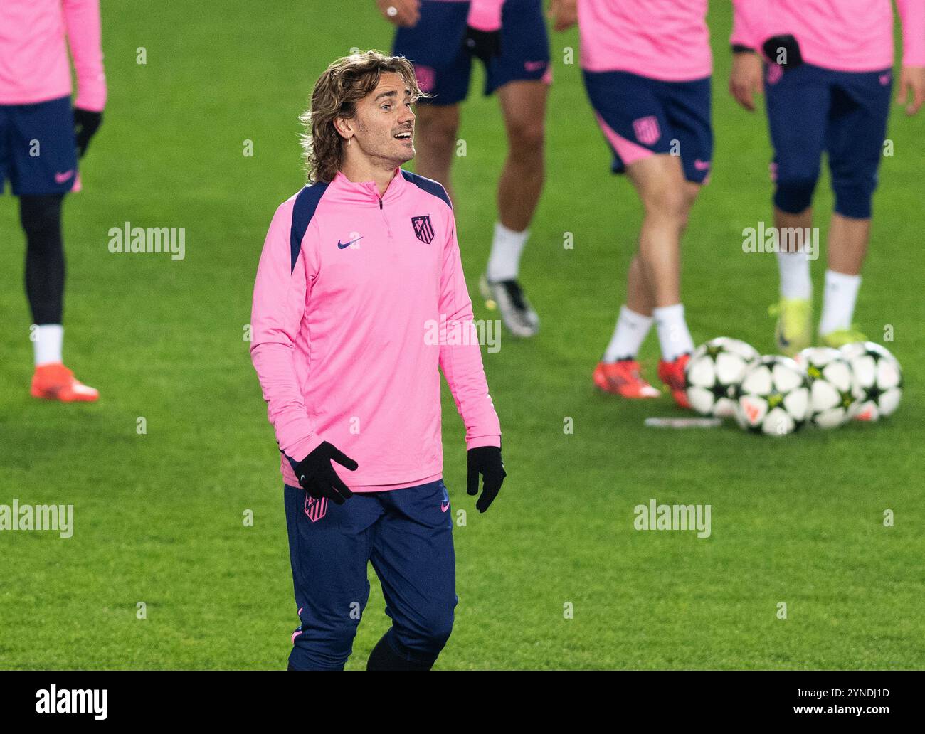 Prague, République tchèque. 25 novembre 2024. Antoine Griezmann, footballeur de l'Atletico Madrid, en action lors de la séance d'entraînement précédant la Ligue des Champions de l'UEFA, manche 5, match AC Sparta Praha vs Atletico Madrid, à Prague, République tchèque, le 25 novembre 2024. Crédit : Michaela Rihova/CTK photo/Alamy Live News Banque D'Images