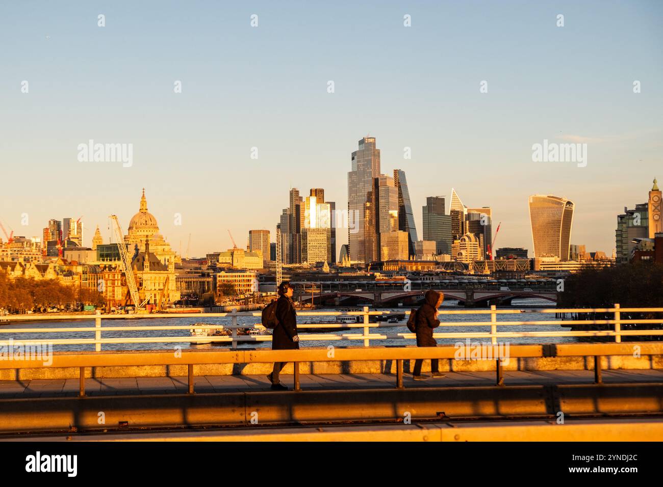 LONDRES- 21 NOVEMBRE 2024 : ville de Londres et travailleurs marchant sur le pont de Waterloo Banque D'Images