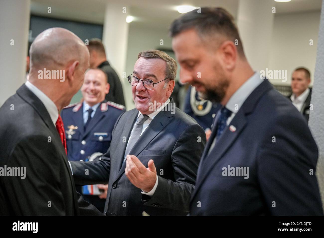 Berlin, Allemagne. 25 novembre 2024. Boris Pistorius (M, SPD), ministre fédéral de la Défense, dit au revoir après la réunion des ministres européens de la Défense W·adys·aw Kosiniak-Kamysz (R), Pologne, et John Healey, Royaume-Uni. Ils veulent discuter de la future défense de l’Europe et de la voie commune dans les crises mondiales. Crédit : Kay Nietfeld/dpa/Alamy Live News Banque D'Images