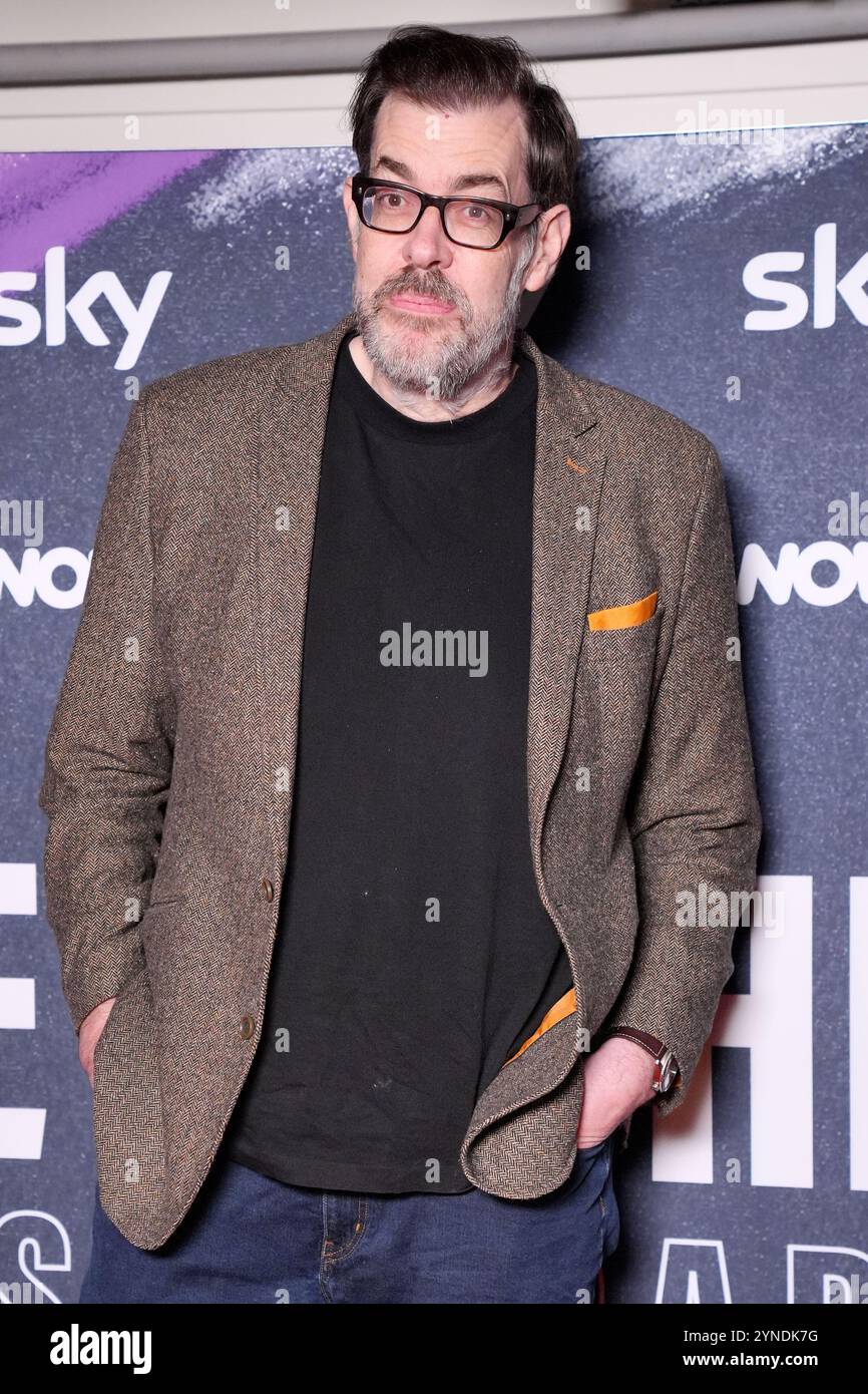 Richard Osman arrive pour la première mondiale du documentaire Sky Game of Throws : Inside Darts, à Picturehouse Central, au centre de Londres. Date de la photo : lundi 25 novembre 2024. Banque D'Images