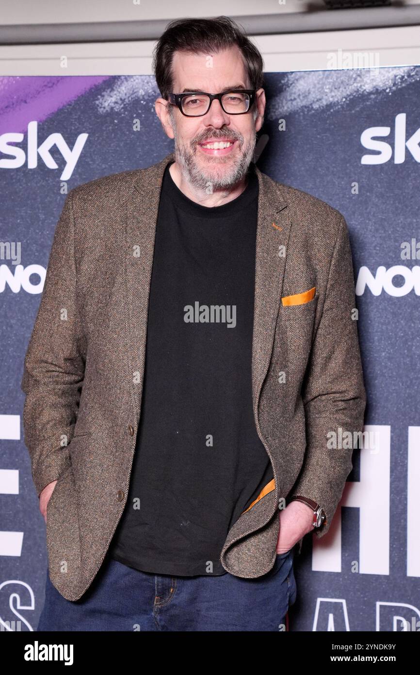 Richard Osman arrive pour la première mondiale du documentaire Sky Game of Throws : Inside Darts, à Picturehouse Central, au centre de Londres. Date de la photo : lundi 25 novembre 2024. Banque D'Images