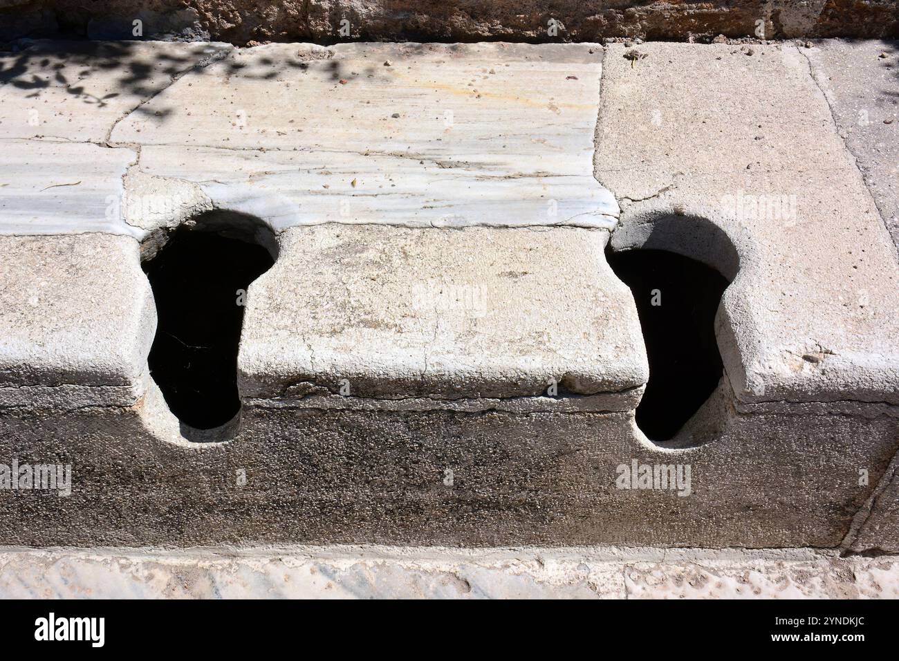 Latrines anciennes, toilettes publiques romaines, ruines d'Éphèse, Selçuk, province de İzmir, Turquie, Asie occidentale Banque D'Images
