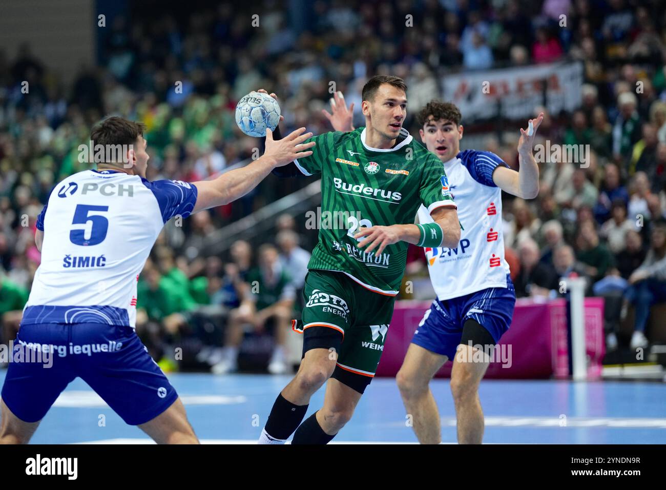 Wetzlar, Allemagne. 25 novembre 2024. Wetzlar, Allemagne, 25 novembre 2024 : Jona Schoch ( 22 Wetzlar ) Josip Simic ( 5 Potsdam ) pendant le match DAIKIN Handball-Bundesliga entre HSG Wetzlar et 1.VfL Potsdam au Buderus-Arena de Wetzlar, ALLEMAGNE. (Julia Kneissl/SPP) crédit : SPP Sport Press photo. /Alamy Live News Banque D'Images