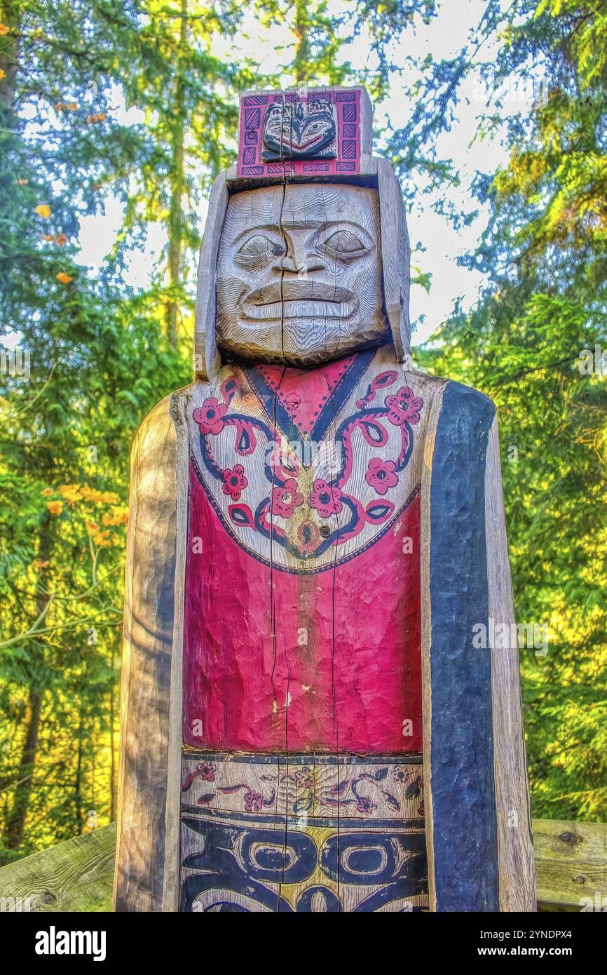 Vancouver, Colombie-Britannique, Canada. 6 février 2024. Exposition sur mât totémique présentant des sculptures monumentales indigènes des Amériques occidentales au Capilano Banque D'Images