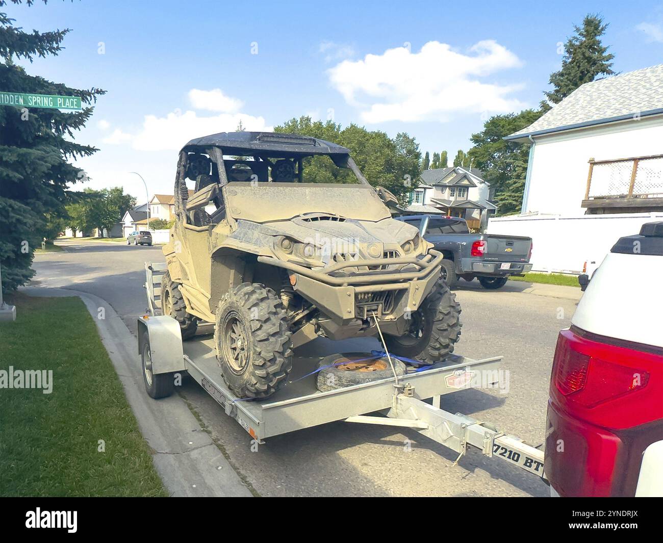 Calgary, Alberta, Canada. 15 juillet 2024. Un Can-Am Maverick X3 boueux côte à côte est garé sur une remorque devant une maison garée dans la rue Banque D'Images