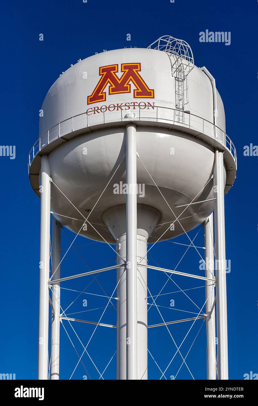 CROOKSTON, MN, USA, 18 NOVEMBRE 2024 : château d'eau à l'Université du Minnesota Crookston. Banque D'Images
