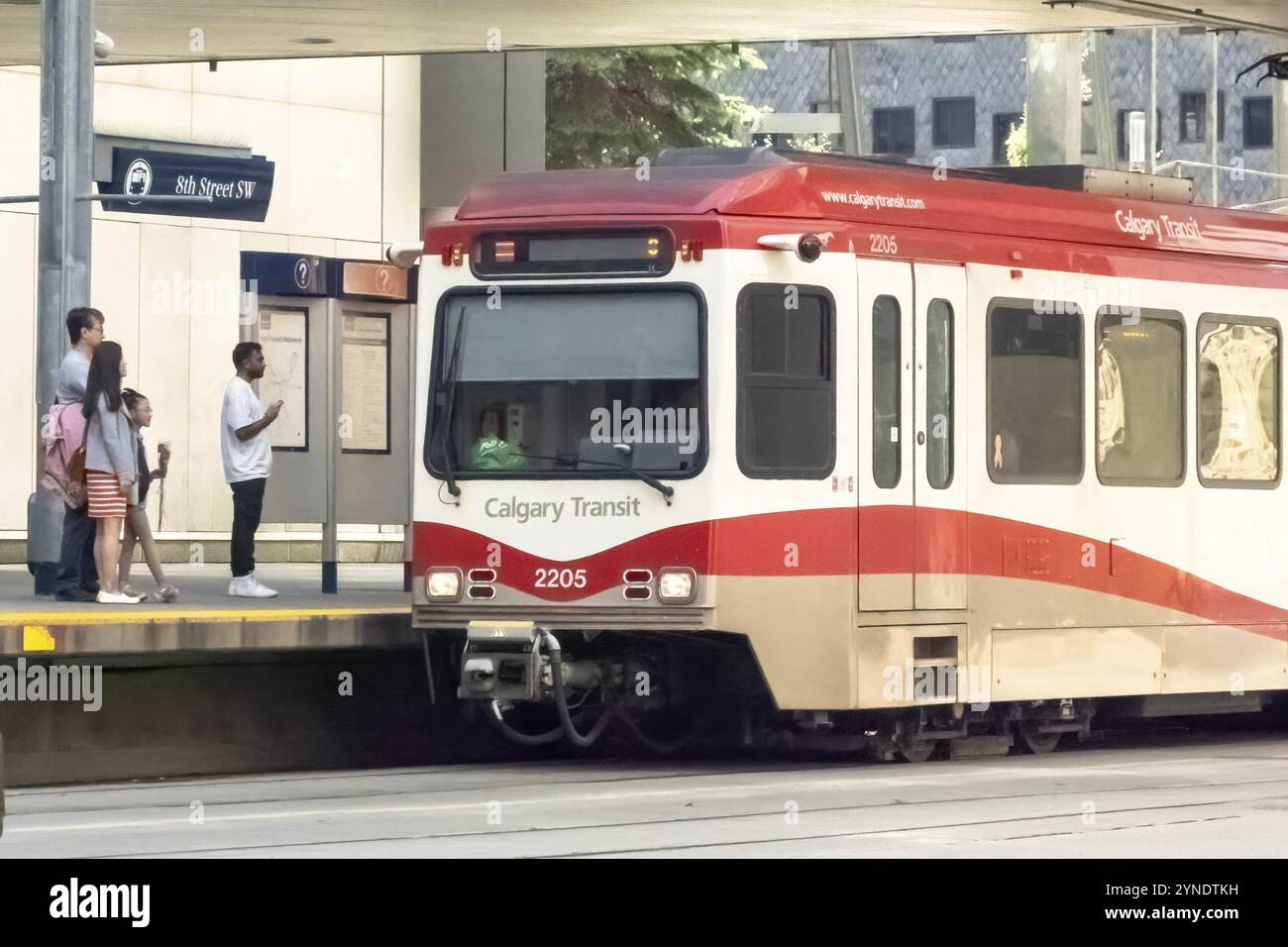 Calgary, Alberta, Canada. 27 juin 2023. Ville de Calgary train ou le plus commun connu sous le nom de C-train, à la plate-forme de la gare de 8th Street SW Banque D'Images