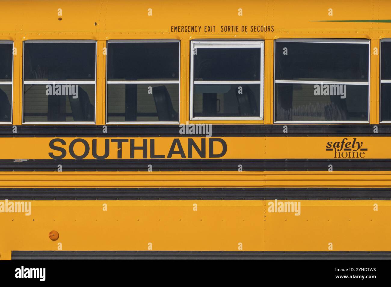 Calgary, Alberta, Canada. 17 mars 2023. Un gros plan jusqu'à un bus jaune de l'école Southland Banque D'Images