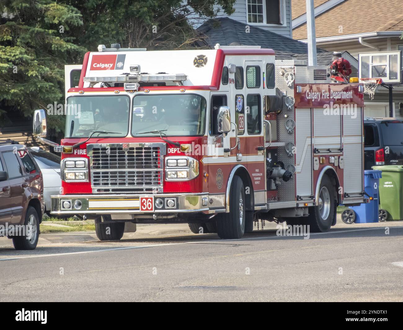 Calgary, Alberta, Canada. 17 juillet 2024. Un camion de pompiers portant l'emblème du service d'incendie de Calgary, poste 36. Texte rouge Banque D'Images