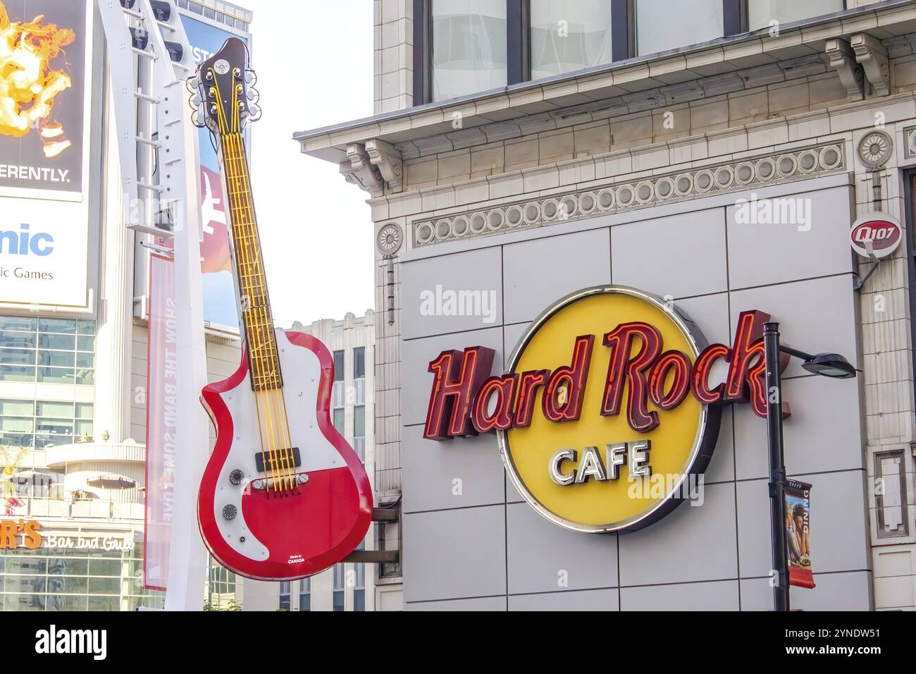 Toronto, Ontario, Canada. 2 janvier 2024. Une vue de face rapprochée d'un panneau Hard Rock Cafe avec une guitare. Une chaîne de bars-restaurants à thème, souvenirs sho Banque D'Images