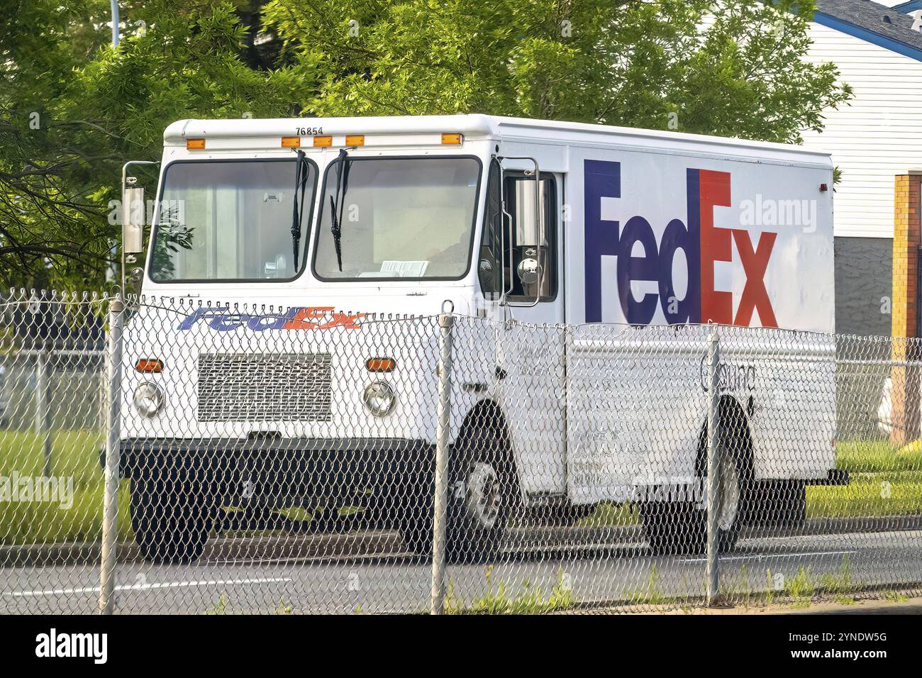 Calgary, Alberta, Canada. 28 juillet 2023. Un camion de livraison Fedex sur la route pendant l'été Banque D'Images