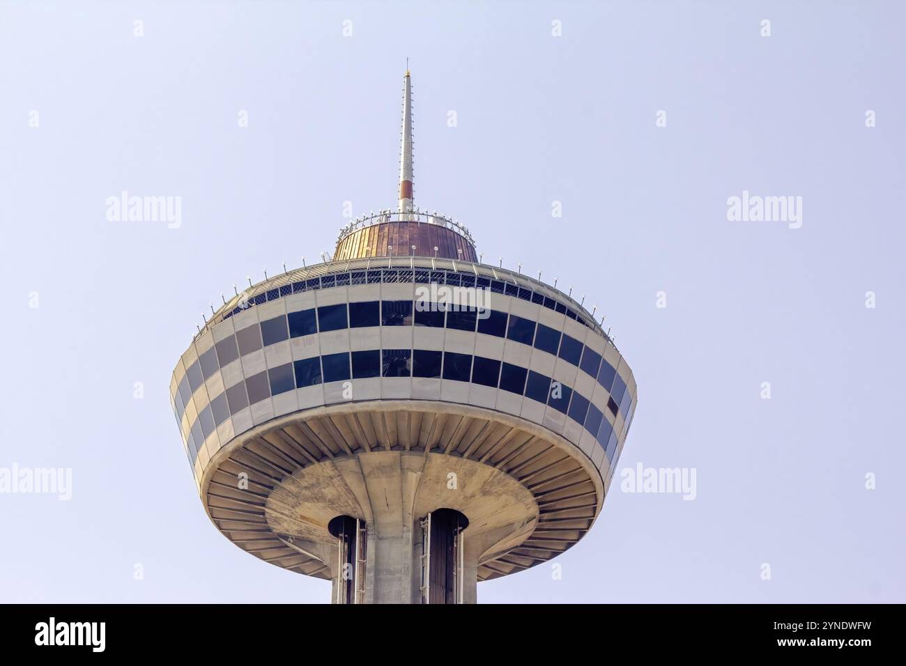 Niagara, Ontario, Canada. 2 janvier 2024 la tour d'observation Skylon offre une vue panoramique sur les chutes du Niagara ainsi qu'une salle de jeux vidéo et un restaurant tournant Banque D'Images
