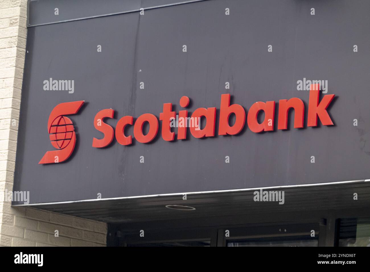 Calgary, Alberta, Canada. 04 avril 2023. Une affiche de la Banque Scotia sur une succursale. La Banque de Nouvelle-Écosse, faisant affaire sous le nom de Banque Scotia Banque D'Images Calgary, Alberta, Canada. 04 avril 2023. Une affiche de la Banque Scotia sur une succursale. La Banque de Nouvelle-Écosse, faisant affaire sous le nom de Banque Scotia Banque D'Images