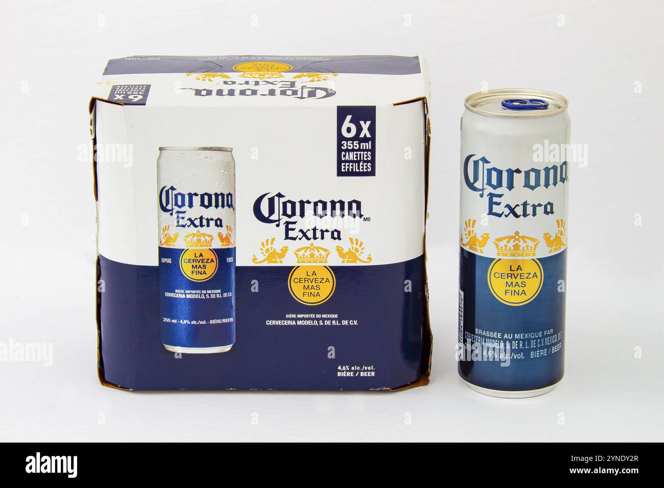 Calgary, Alberta, Canada. 08 juin 2020. Une boîte Corona Extra six Pack isolée et une canette de bière sur fond blanc Banque D'Images